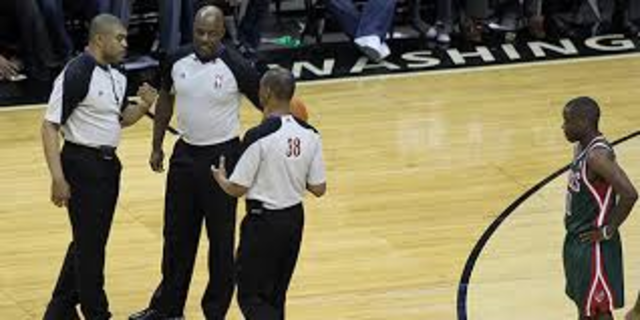 Se retransmite los primeros encuentros de baloncesto por televisión desde el Madison Square Garden. En cada partido oficial se establecen 2 árbitros, un cronometro y un anotador.