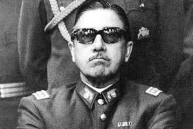Pinochet sube al poder