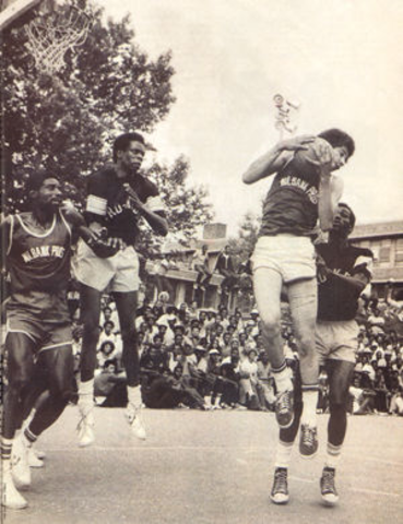 El basquetbol se presenta como el deporte de exhibición en los Juegos Olimpicos de Amsterdam.