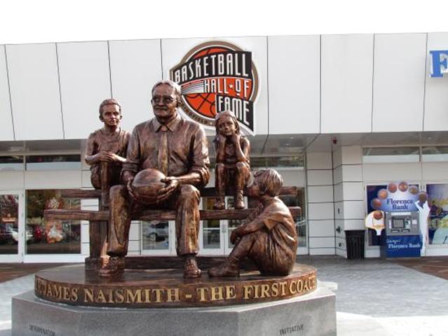 Muere J. Naismith y como atributo a su persona se inagura el "Hall of fame" en donde se inscriben los pioneros de este deporte, asi como sus personajes más celebres.