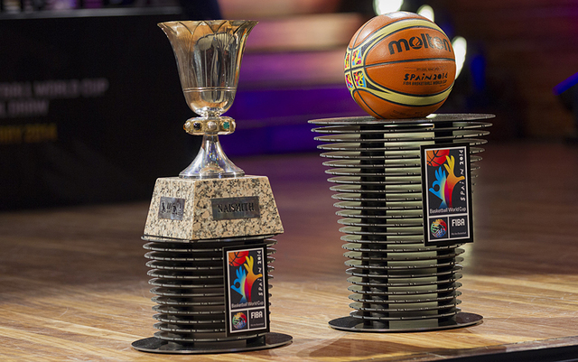 La FIBA empieza a organizar el Campeonato Mundial Femenino.