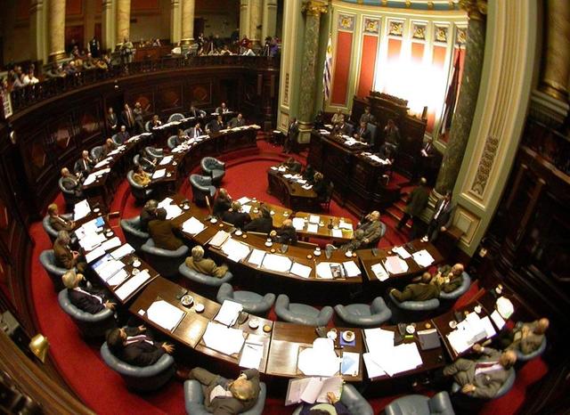 El Gobierno prohíbe la publicación de los editoriales "El Tesoro del Pirata" y "La Isla del Tesoro").