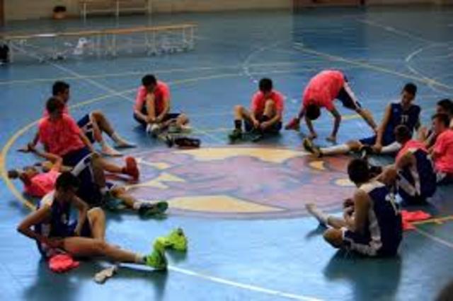 Solamente los Jugadores Inscritos en el acta de encuentro tienen derecho a calentar 20 minutos antes