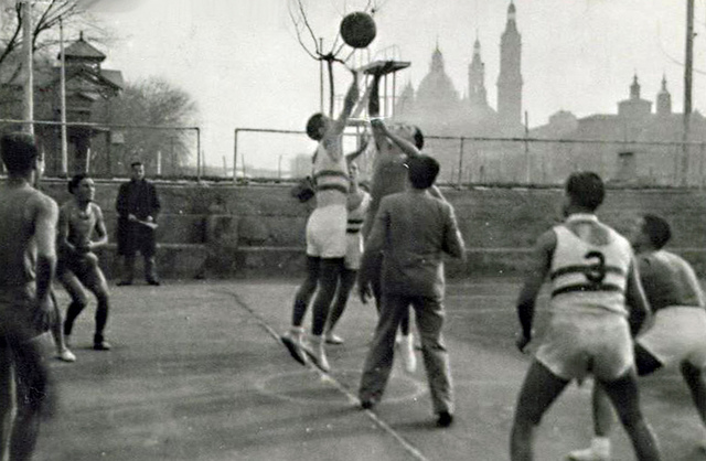 5 jugadores en terreno de juego....