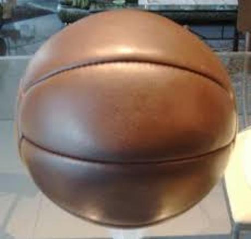 Se crea el primer reglamento oficial femenino.