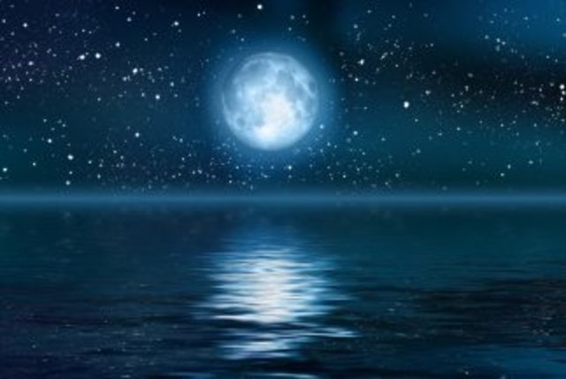 por que razon  aparese rara vez la luna azul