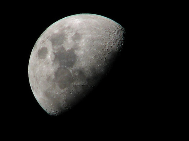 luna gibosa creciente