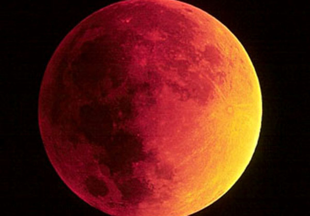por que la luna se vuelve roja durante un eclipse