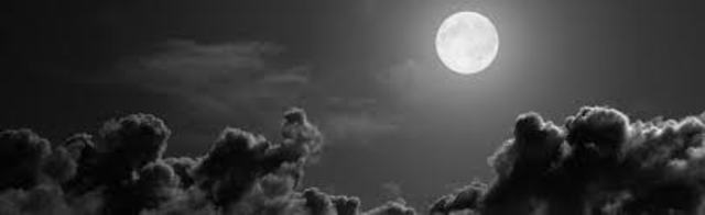 por que la luna no tiene luz propia?