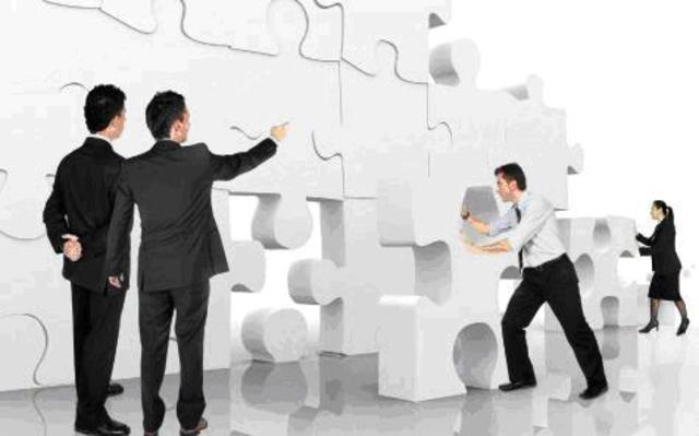 Se analizan como las organizaciones influyen en los pensamientos, sentimientod  y comportamientos de los empleados