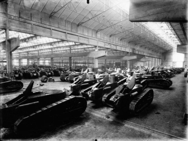 1910 - Los coches dejan paso a los carros de combate