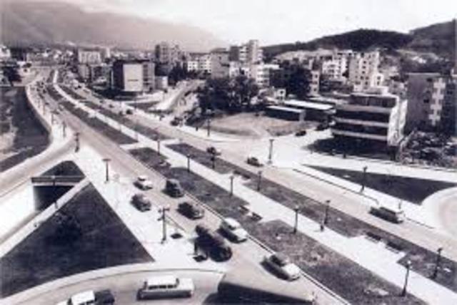 El desarrollo de una importante y modernared de carreteras es uno de los logrosdel polémico gobierno de Pérez Jiménez