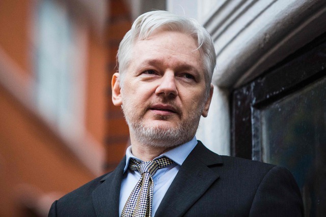 Aprueban petición de detener a Assange para poder interrogarlo.
