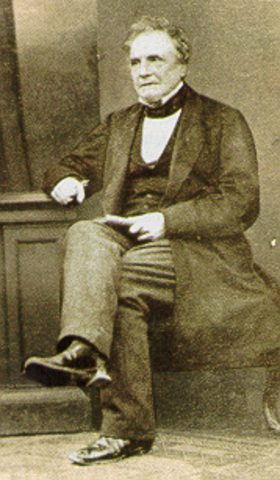 Charles Babbage  diseñó la primera computadora automática llamada "máquina analítica"