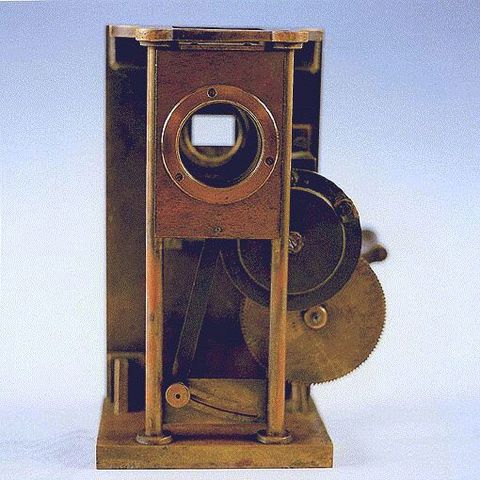 Edison exhibe por primera vez películas coloreadas a mano. Entre esas se incluye Annabelle, the Dancer362, presentada en Atlanta, Georgia.