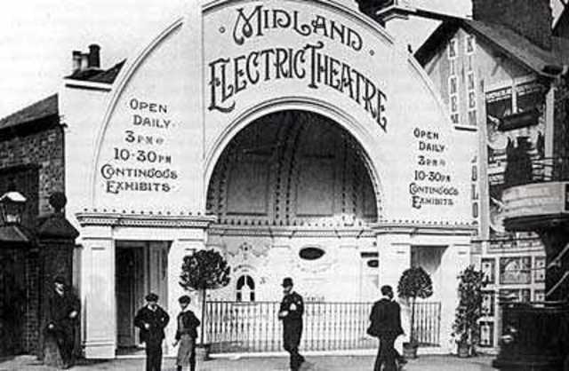 En Estados Unidos, el Electric Theathre, la primera sala de cine, se construye en Los Ángeles, California. Cuenta con 200 sillas y se cobra 10 centavos por la entrada.