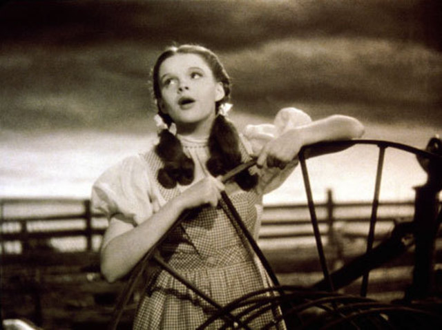 Se estrena The wizard of Oz con Judy Garland, largometraje en technicolor.