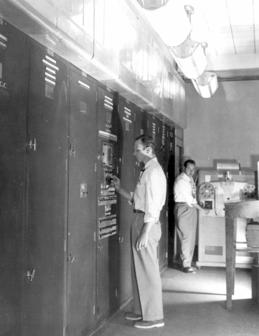 EDVAC JOHN VON NEUMAN JUNTO CON DR.JOHN W. MAUCHLY Y JOHN PRESPER ECKERT JR