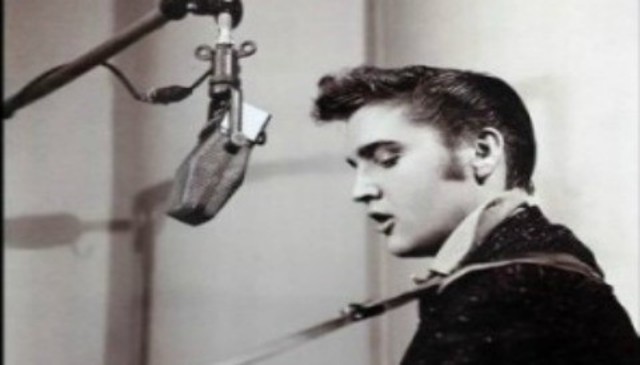 Elvis Presley graba su primer disco