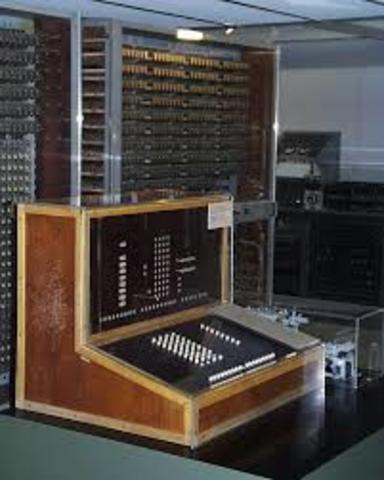 IBM vendió por un valor de 1.230.000 dólares su primer sistema de disco magnético, el RAMAC Usaba 50 discos de metal de 61 cm, con 100 pistas por lado. Podía guardar 5 megabytes de datos, con un coste de 10.000$ por megabyte.