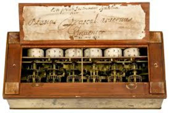 Pascal invento un dispositivo de 10 ruedas que usaba para crear o descifrar patrones