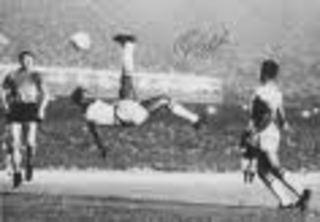 Soccer great Pele' scores his 1000th goal