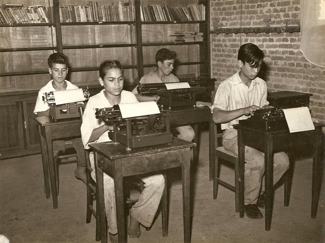 Profissionalização por correspondência para datilógrafo