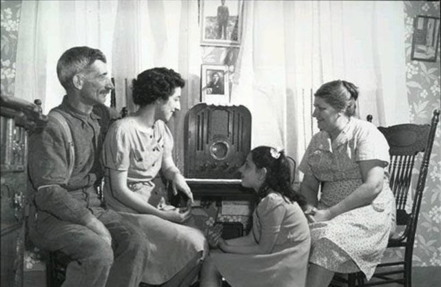 EDUCAÇÃO PELO RÁDIO