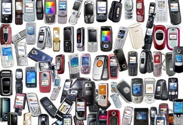 2001 Se lanzan los celulares con pantalla LCD.