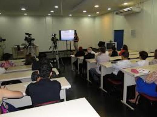 Década de 70: A Educação a Distância começa a ser usada na capacitação de professores: