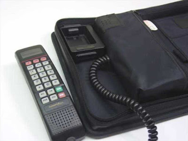 1994 Motorola lanza un teléfono para ser utilizado en coches