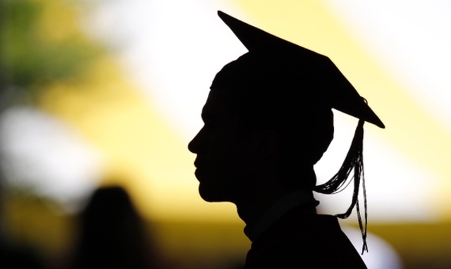 O primeiro Ph.D  de psicologia organizacional é concedido a Bruce Moore.