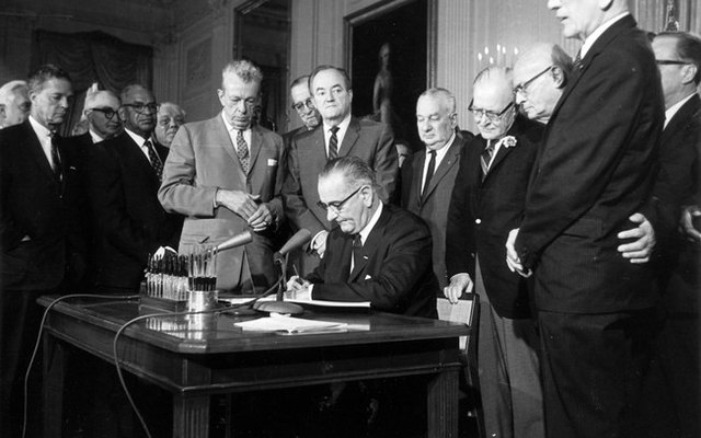 Lei protetora dos direitos civis aprovada nos Estados Unidos.