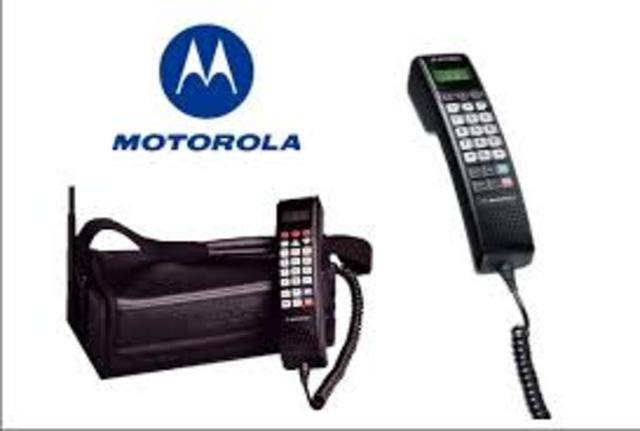 La compañia de Motorola lanzó un teléfono pensado para ser utilizado en coches.