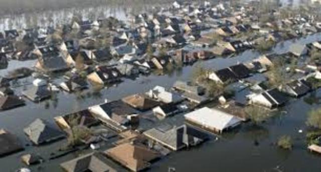 El huracán Katrina asota la ciudad de nueva Orleans.