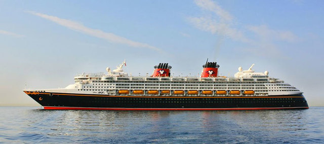 El Disney Cruise Line sale a navegar.