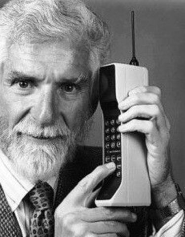 1983 Primer teléfono móvil en Estados Unidos