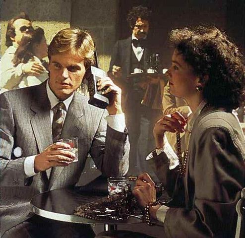 1984 Nokia lanza su Mobira Talkman