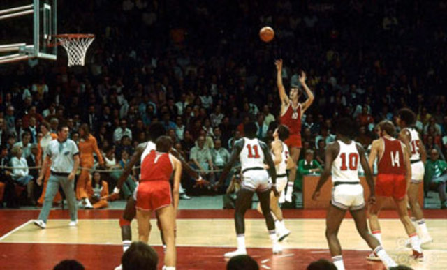 1897 Se reglamentan 5 jugadores por equipo.