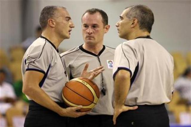 1929 Se introducen 2 arbitros en los juegos