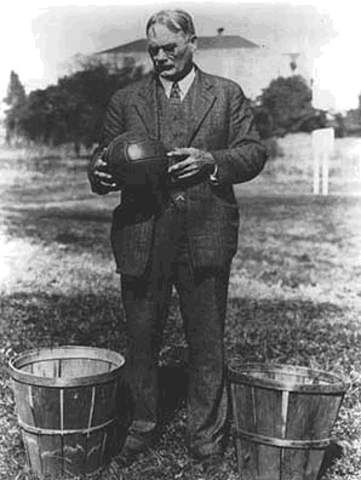 Se inventó el basquetbol en Springfield, Massachussets por el maestro canadiense de Educación Física James Naismith