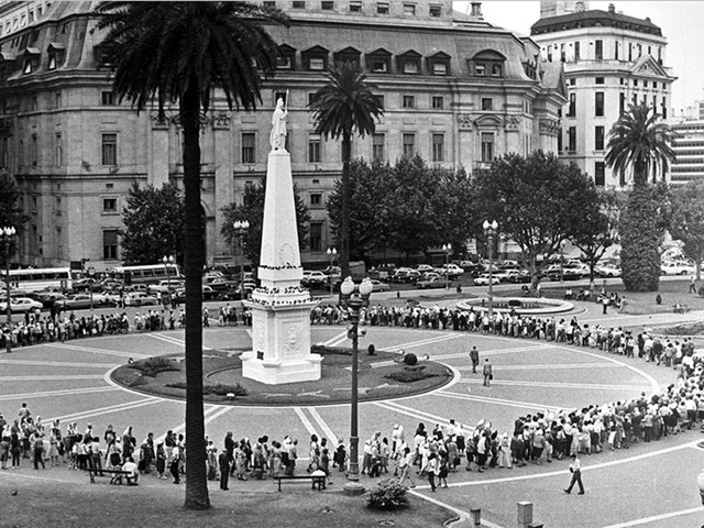Surgimiento de "Madres de Plaza de Mayo".