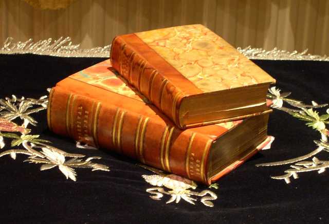 Hans gives Liesel two books for Christmas