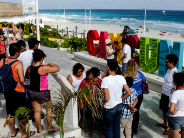 México registró en el 2015 una cifra récord de 32.1 millones de turistas que llegaron por vía aérea y dejaron una derrama económica por 17,457 millones de dólares. En comparación con 2014, la llegada de turistas se incrementó 9.5%.