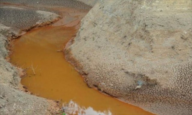 Polluted water in Chachong Reservoir in Qujing