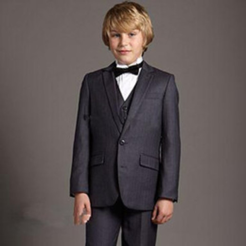 Liesel gives Rudy a Christmas gift