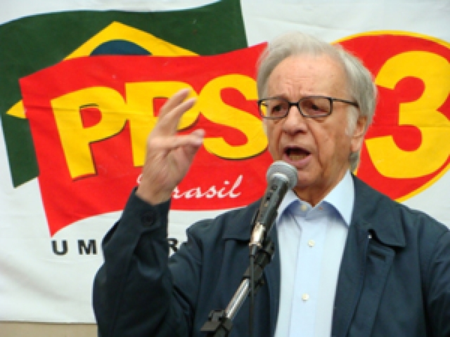 Filiou-se ao Partido Popular Socialista