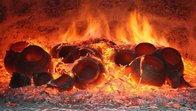 Se descubre el proceso de coción del barro: Alfarería.