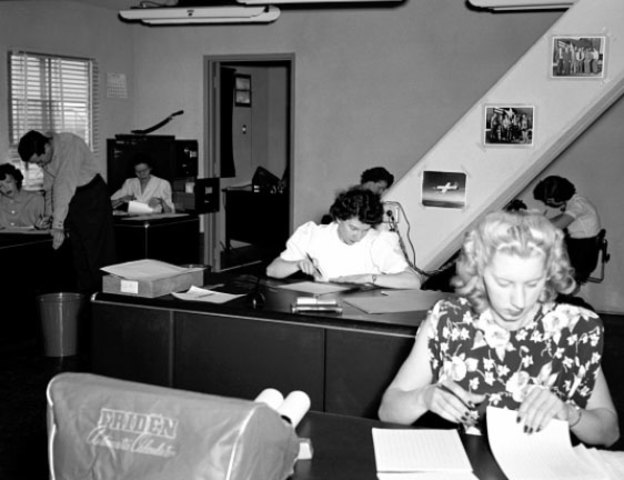 Pocas empresas tenian una computadora para el proceso de sus datos. Las computadoras eran inmensas y utilizaban tarjetas perforadas. Los centros de computo resultaban impresionantes eran la misma imagen del poder.