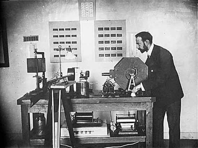 Etienne Jules Marey inventó un proyector que mostraba fotografías en una tira continua de películas y después William K. L. Dickson lo perfecciono